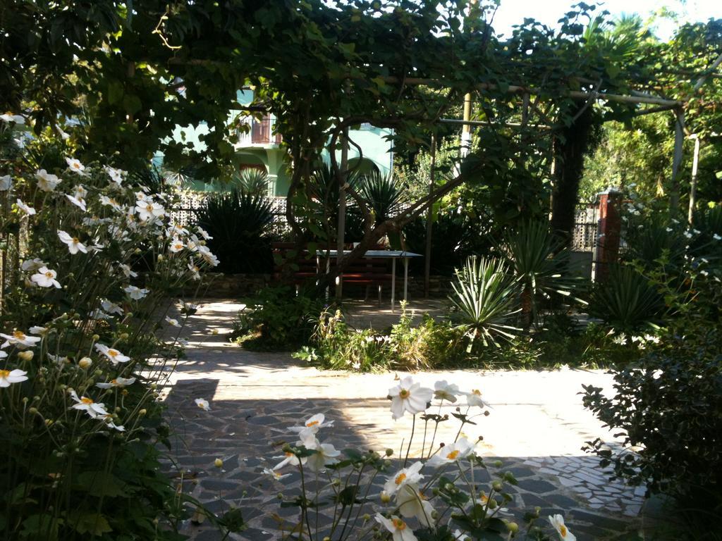 White Guest House Batumi Kültér fotó